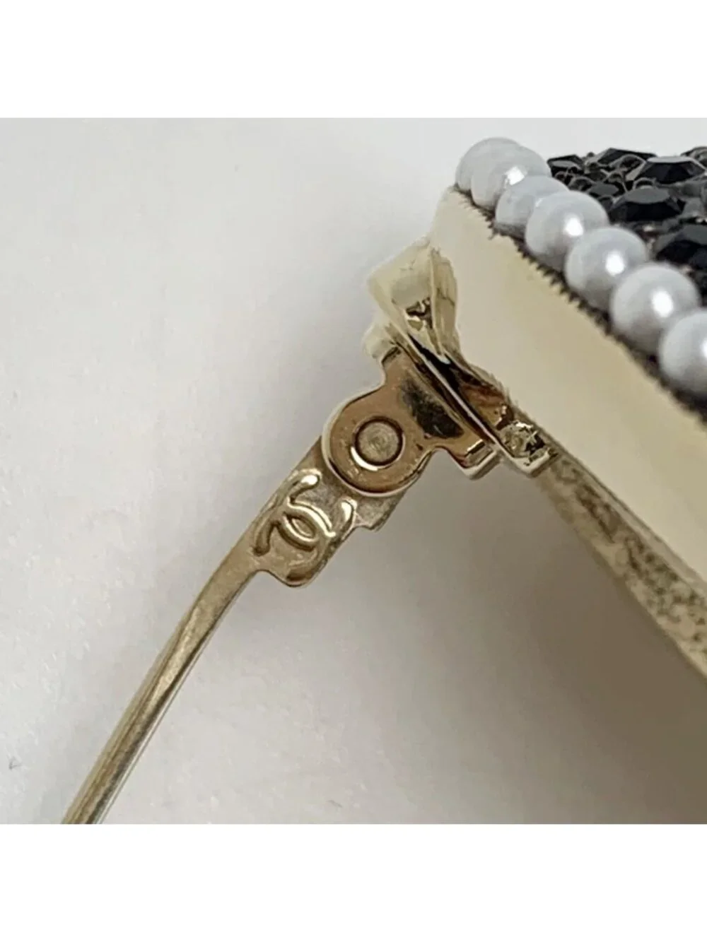 Chanel Heart L22 B GP Rhinestone Faux Pearl Black Brooch